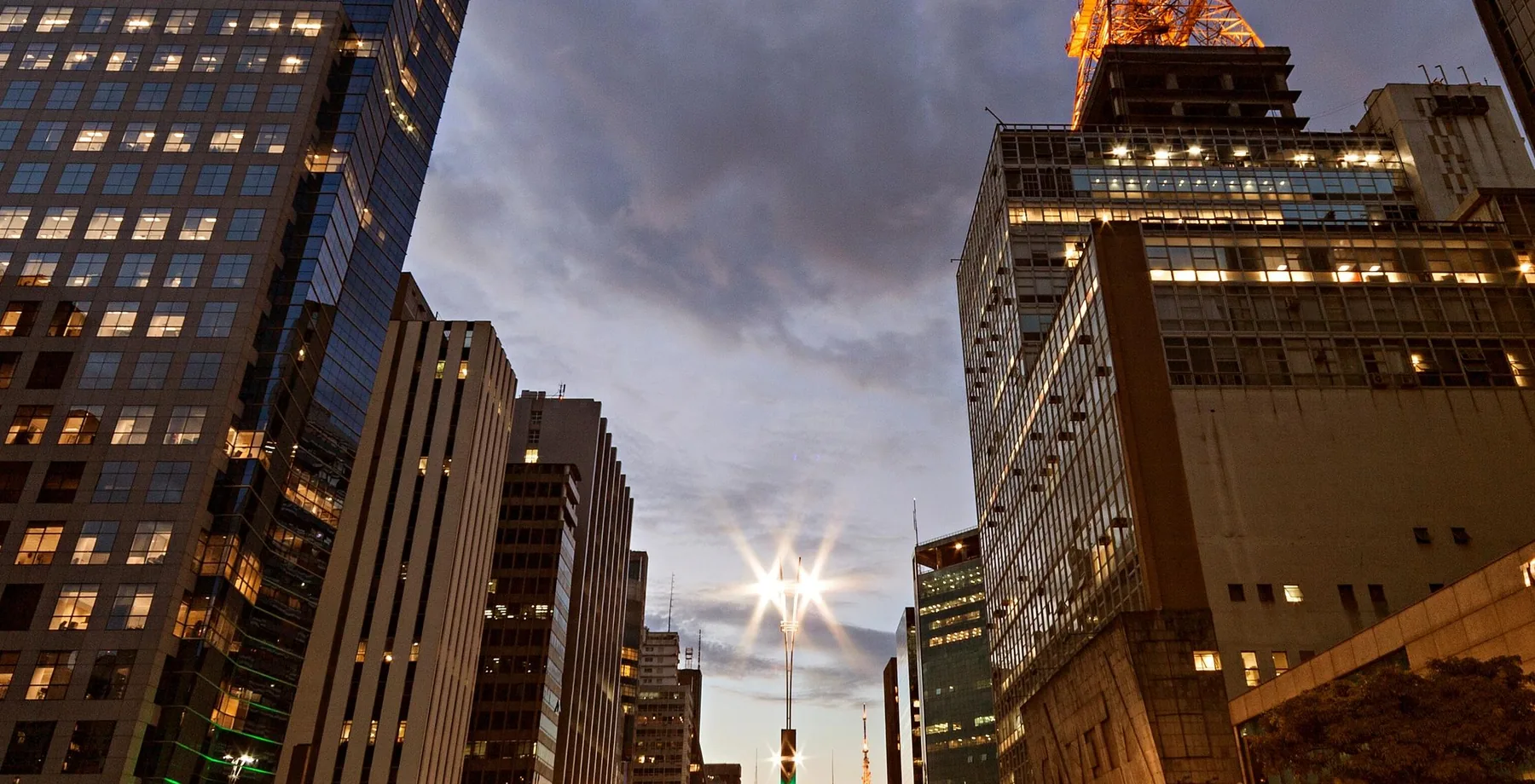 Avenida Paulista ao entardecer, região do empreendimento